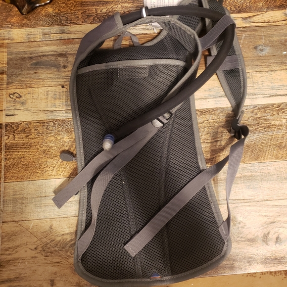 High Sierra Airmesh Hydration Backpack ~ Green/Gray - Picture 2 of 3